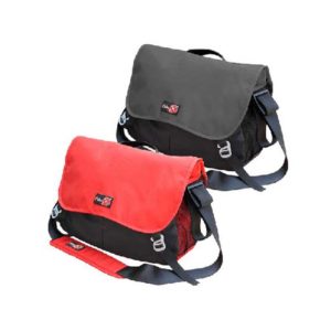 Das Bild zeigt die zwei Modelle der Bouldertasche Bee Bag von i´bbz. Der schwarze und rote Messenger Bag stehen leicht schräg übereinander. Man sieht die beiden Modelle so übersichtlich zum Vergleich.