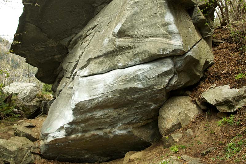 Das Bild zeigt einen mit Kletterchalk überzogenen Felsen.