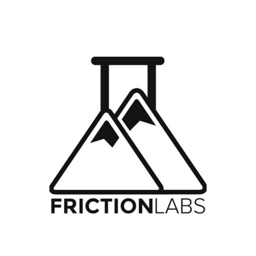 Das Bild zeigt das Logo von Frictionlabs. Zwei Chalk Pyramiden die auch einem Reagenzglas ähnlich sehen sollen. Darunter der Schriftzug "Frictionlabs".