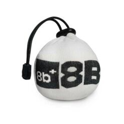 Das Bild zeigt die 8bplus Chalk Bomb. Der wiederbefüllbare Chalkball ist von vorne zu sehen Man erkennt das produt sehr genau und auch das Logo am Netz des Balles.