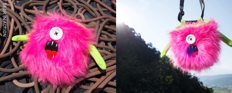 Das Bild zeigt zwei unterschiedliche Aufnahmen des Chalkbags Kelly von 8b+, wie es beim Klettern draußen verwendet wird.