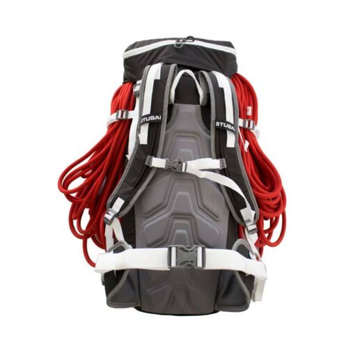 Das Bild zeigt den Stubai Rucksack Alpin 35 plus von der Rückseite. Man erkannt alle Produktdetails wie Hüftgurt, Schulterriemen, Kompressionsriemen und Deckeltasche. Es ist ein rotes Seil außen am Rucksack montiert zur Veranschaulichung.