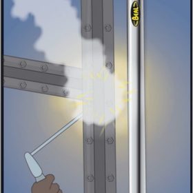 Das Bild zeigt ein Anwendungsbeispiel für den Beal Hot Protector Seilschutz. Man sieht in der Grafik, wie der Seilschutz das Seil beim Arbeiten mit einer Gasflamme neben einer Leiter schützt.