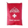 Das Bild zeigt ein Erste Hilfe Set Outdoor. Der rote Kunststoff Bag mit dem Stubai Logo und einem weißem Kreut ist in Bildmitte zu sehen. Im unteren Bereich steht 
