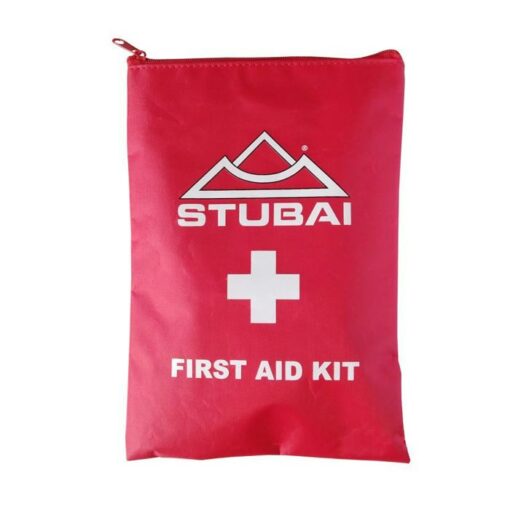 Das Bild zeigt ein Erste Hilfe Set Outdoor. Der rote Kunststoff Bag mit dem Stubai Logo und einem weißem Kreut ist in Bildmitte zu sehen. Im unteren Bereich steht "First Aid Kit".