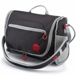 Das Bild zeigt einen Moon Bouldering Bags. Die rote Bouldertasche steht in Bildmitte. Man erkennt ihre Features und die Außentasche sowie Schulterriemen.