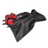 Das Bild zeigt die Stubai Allzwecktasche Gearbag Velcro. Aus der schwarzen Bergsport Materialtasche ragt ein Steigeisen beim Klettverschluss hervor.