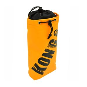 Das Bild zeigt die Kong Tool Bag Materialtasche. Die orange Materialtasche steht aufrecht in Bildmitte. Man erkennt ihre Dimension, den Top Verschluss sowie das große "KONG" Logo.