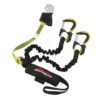 Das Bild zeigt das Austrialpin Hydra Evo Klettersteigset. Es liegt gewunden aufgelegt in Bildmitte. Man erkennt die Produktdetails wie die Anseilschlaufe, Bandfalldämpfer, Drahtseil-Klemme, Stretch Arme und die gelben Klettersteigkarabiner.