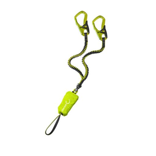 Das Bild zeigt das Edelrid Cable Comfort 5.0 Klettersteigset. Es ist in Bildmitte zu sehen, wo es leicht gewunden aufgelegt ist. Man erkennt alle Details des Produktes, wie die Einbindeschlaufe, den Bandfalldämpfer, den kleinen Wirbel sowie die Stretch Arme und die Klettersteigkarabiner.