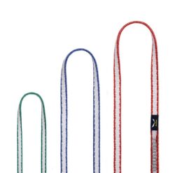 Das Bild zeigt die drei Salewa Dyneema Sling Modelle. Auf einem weißem Quadrat sind dabei die Schlaufenenden der Salewa Bandschlingen jeweils in Bögen und den Farben grün, blau und rot zu sehen. Sie stehen vom unteren Bildrand nebeneinander nach oben.