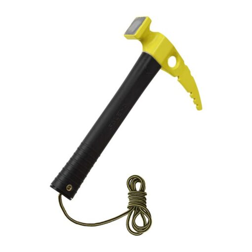 Das Bild zeigt den Salewa Rock Hammer in einem weißem Quadrat. Der Felshammer mit gelber Stahlspitze und schwarzem Kunststoff Schaft liegt leicht schräg in Bildmitte. Unten am Schaft ist eine gelb-schwarze Fangschnur montiert.
