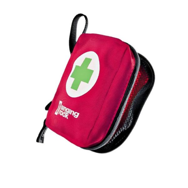 Das Bild zeigt eine rote 1. Hilfe Tasche klein. Sie liegt in Bildmitte, man erkennt vorne einen weißen Kreis mit grünem Kreuz sowie das Singing Rock Logo.