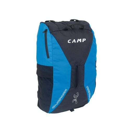Das Bild zeigt den Camp Roxback Kletterrucksack. Der Climbing Bag steht aufrecht in Bildmitte, man sieht seine Vorderseite und erkennt das blau-schwarze Design, den zentralen Tragegriff sowie die Seitentasche und die Netztasche außen.