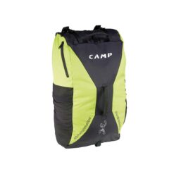 Das Bild zeigt den Camp Roxback Kletterrucksack. Der Climbing Bag steht aufrecht in Bildmitte, man sieht seine Vorderseite und erkennt das grün-schwarze Design, den zentralen Tragegriff sowie die Seitentasche und die Netztasche außen.