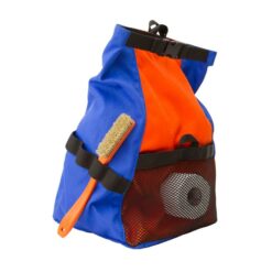 Das Bild zeigt das Metolius Chalk n´Roll Boulder Chalkbag in blau-orange. Man erkennt den Bag von der Seite, die Bürsten Halterungen mit einer orangen Bürste, den Top Verschluss sowie die Netztasche mit einem Tape.