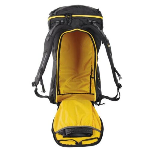 Das Bild zeigt den Innenraum eines Kletterrucksack. Man erkennt das gelbe Innenmaterial sowie die die große Tasche für die Seilplane im geöffneten Rückenteil.