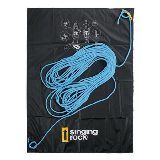 Das Bild zeigt eine schwarze Seilplane mit blauem Seil darauf und dem Singing Rock Logo in der Mitte am unteren Bildrand.