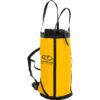 Das Bild zeigt den gelben Zenith Haul Bag Climbing Technology mit ausgefahrener Hauling Schlaufe und Rücken Polsertung sowie Hüftgurt.