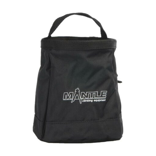 Das Bild zeigt das Mantle Boulder Bag schwarz. Man erkennt das Chalkbag mit dem weißem Logo sowie den Trageriemen.