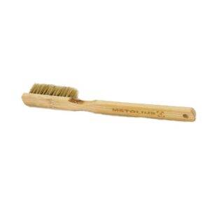 Das Bild zeigt die gelbbraune Metolius Bamboo Boar´s Hair Brush auf einem weißem Quadrat.