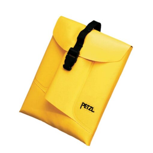 Das Bild zeigt einen gelben Petzl Boltbag. Die Werkzeugtasche liegt in Bildmitte eines weißen Quadrates, man erkennt den Klipp VErschluss außen und das Petzl Logo.