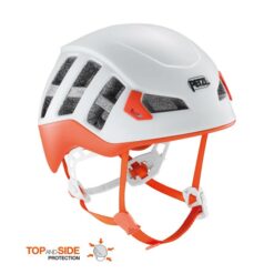 Das Bild zeigt einen orangen Petzl Meteor Kletterhelm von der Seite. Man erkennt alle Produktdetails wie Belüftung, Kinnriemen und Verstellräder.