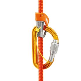 Das Bild zeigt den Petzl SMD Screw Lock mit Reepschnur als Absturzsicherung für einen in ein rotes Seil eingehängten Tibloc.