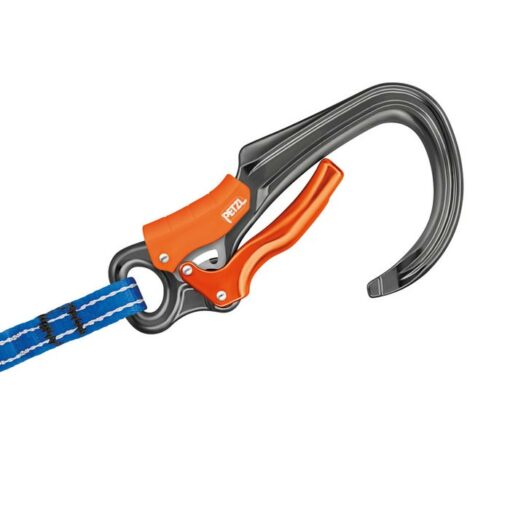 Das Bild zeigt einen grau-orangen Klettersteigkarabiner auf einem elastischen Arm.