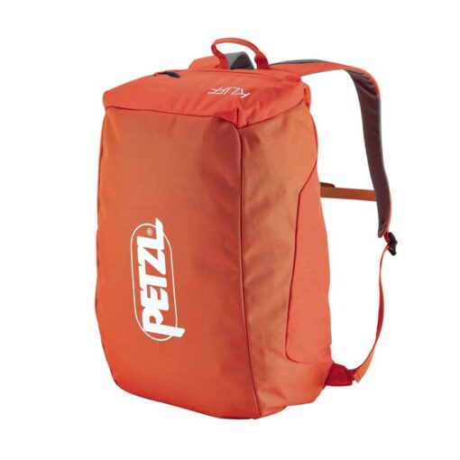 Das Bild zeigt den orangen Petzl Kliff Kletterrucksack. Er steht aufrecht in Bildmitte, man sieht den gepackten Petzl Seilsack mit dem Logo auf der Vorderseite.