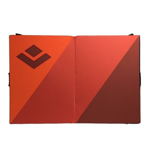 Das Bild zeigt die Black Diamond Mondo Bouldermatte ausgebreitet auf einem weißem Quadrat. Man sieht die LAndefläche mit den drei Rot-Tönen und dem Logo.