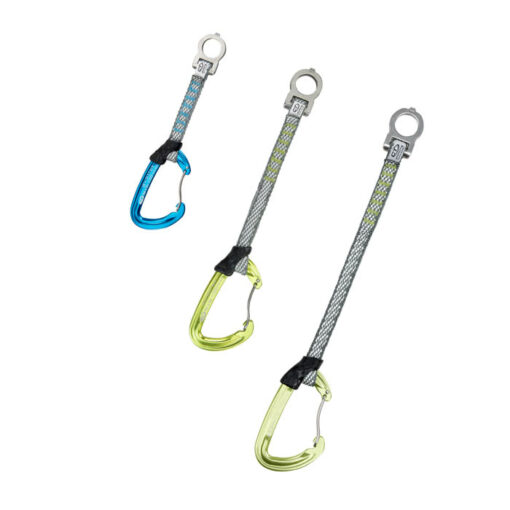 Das Bild zeigt die drei Modelle der Climbing Technology Ice Hook Expressschlinge für Eisschrauben direkt nebeneinander. Links das 12cm blaue, in der Mitte das gelbe 17cm und rechts.