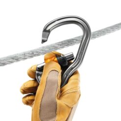 Das Bild zeigt eine Hand mit Handschuh beim Einhängen eines Klettersteigkarabiner in ein Drahtseil.