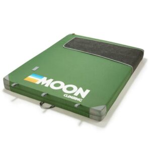 Das Bild zeigt das grüne Moon Warrior Crash Pad aufgelegt in einem weißem Quadrat.
