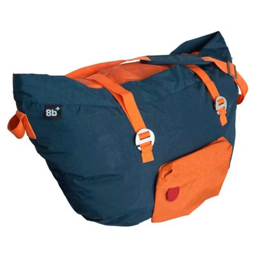 Das Bild zeigt den blau-orangen 8b Plus Seilsack Greg von der Seite und in geschlossenem Zustand.