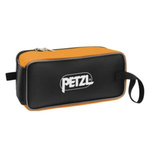 Das Bild zeigt die orange-schwarze Petzl Steigeisentasche Fakir mit weißem Petzl Logo.