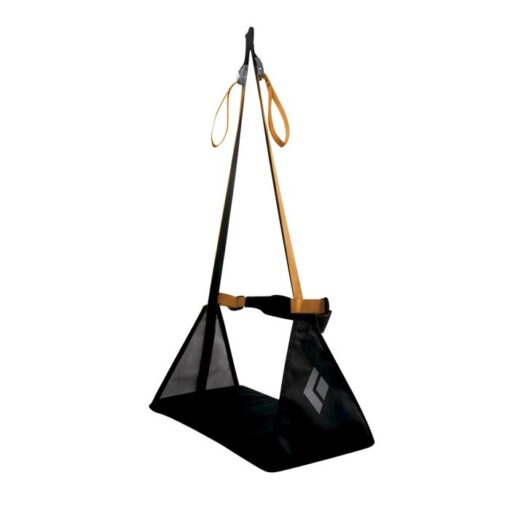 Das Bild zeigt einen hängenden Black Diamond Bosuns Chair. MAn erkennt das Sitzbrett, die Schlaufen und gelben Aufhängeschlaufen.