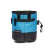 Das Bild zeigt das azul-blaue Black Diamond Mojo Zip Chalkbag mit Tasche von der rückseite mit Reißverschluss und Kordelzug.