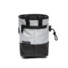 Das Bild zeigt das graue Black Diamond Mojo Zip Chalk Bag von der rückseite mit Reißverschluss und Kordelzug.