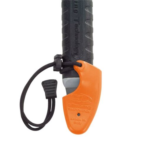 Das Bild zeigt die orange Climbing Technology Spike Cover Schutzkappe auf dem Dorn eines Eispickels.