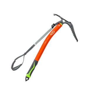Das Bild zeigt den Climbing Technology Dron+ Eispickel mit orangem Schaft, schwerzer Haue und Handschlaufe auf einem weißem Quadrat.