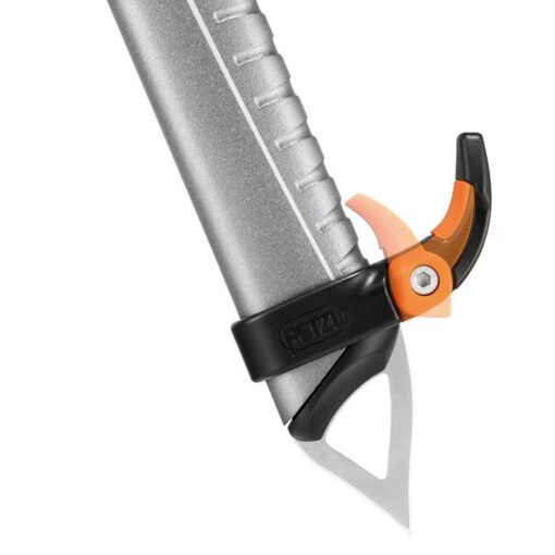 Das Bild zeigt die schwarz orange Petzl Trigrest Fingerauflage an einem silberernen Eispickel Schaftende mit Stahldorn montiert.