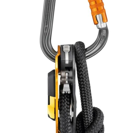 Das Bild zeigt den grau orangen Petzl William Triact-Lock Karabiner mt schwarzem Seil und Abseilgerät.