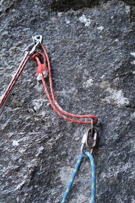 Das Bild zeigt passend zum Thema Umbauen Klettern - Umfädeln Klettern ein Seil das durch ein enges Rapidglied gefädelt ist.