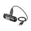 Das Bild zeigt einen schwarzen Akku mit Logo von Petzl und USB Kabel.