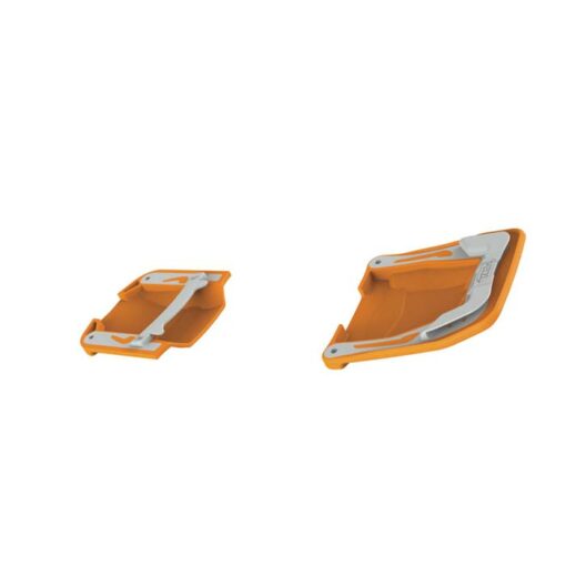 Das Bild zeigt die orangen Petzl Antisnow Antistollen Platten auf einem weißem Quadrat.