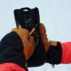 Alpinist mit Grivel Steigeisentaschen in den Händen.