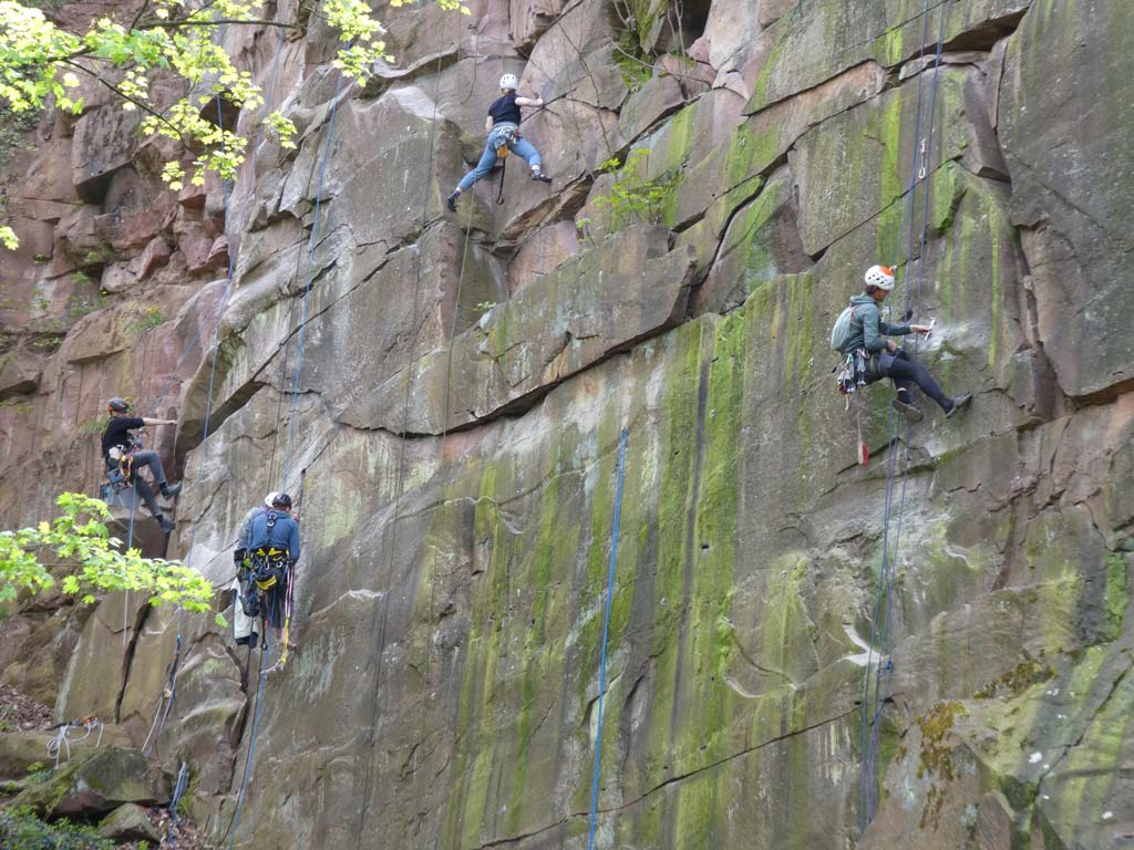 Kletterer in einer Felswand bei einem Hakensetzerkurs von bolting.eu