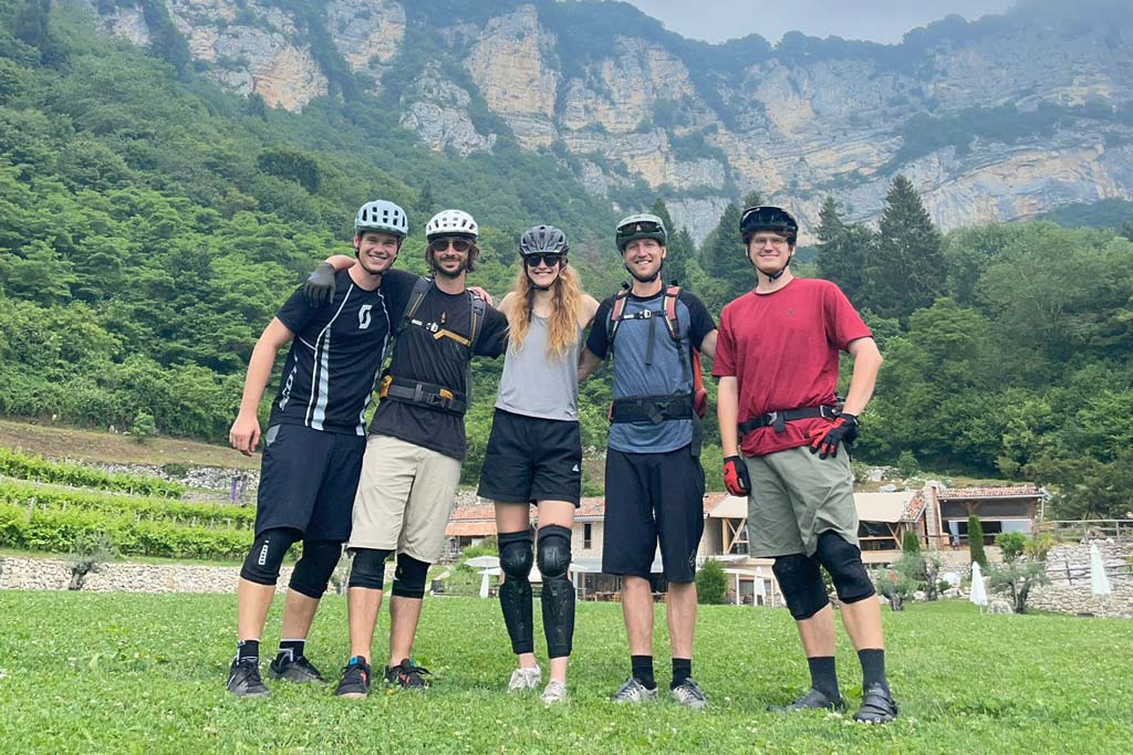 Gruppenbild von Mountainbikern bei Bike and Climb Radtour am Gardasee.