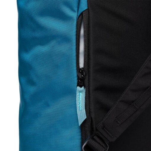 Seitentasche mit Zip eines Black Diamond Kletterrucksacks in Türkis-Schwarz.